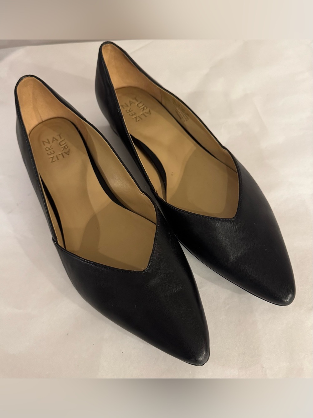Naturalizer Black Pointed Leather Flats with V-Cut size 10 EUC